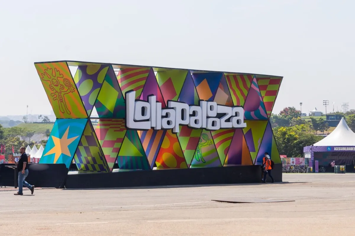 Imagem ilustrativa de festival — referência Lollapalooza